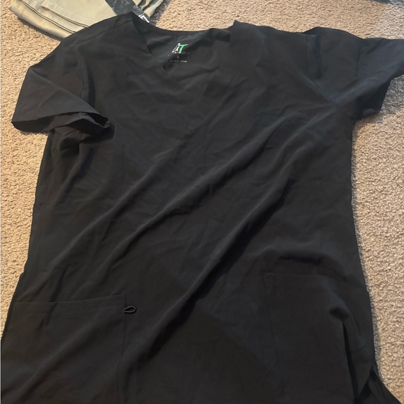 Women’s black scrub top. - Picture 1 of 3